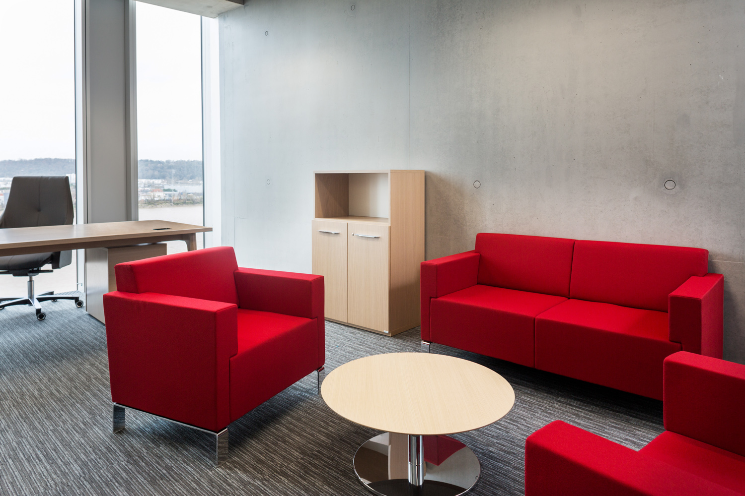 Bureaux avec coin salon et sofa rouge, pour les managers et dirigeants