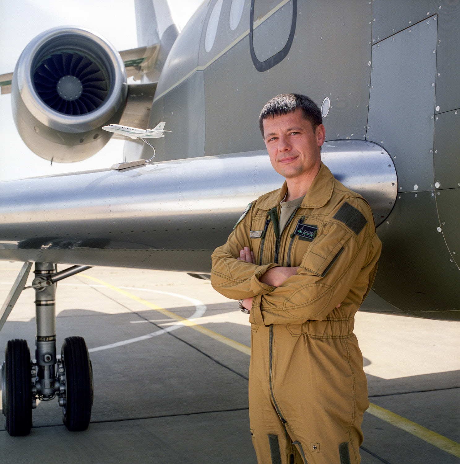 Un pilote d'essai de l'entreprise d'Assault Aviation devant un Falcon 2000