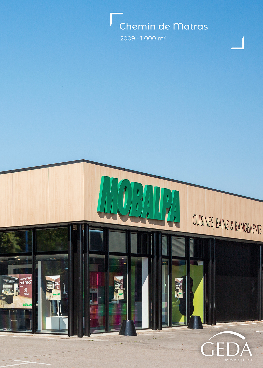Mise en valeur de la façade d'un magasin Mobalpa pour des publications internet