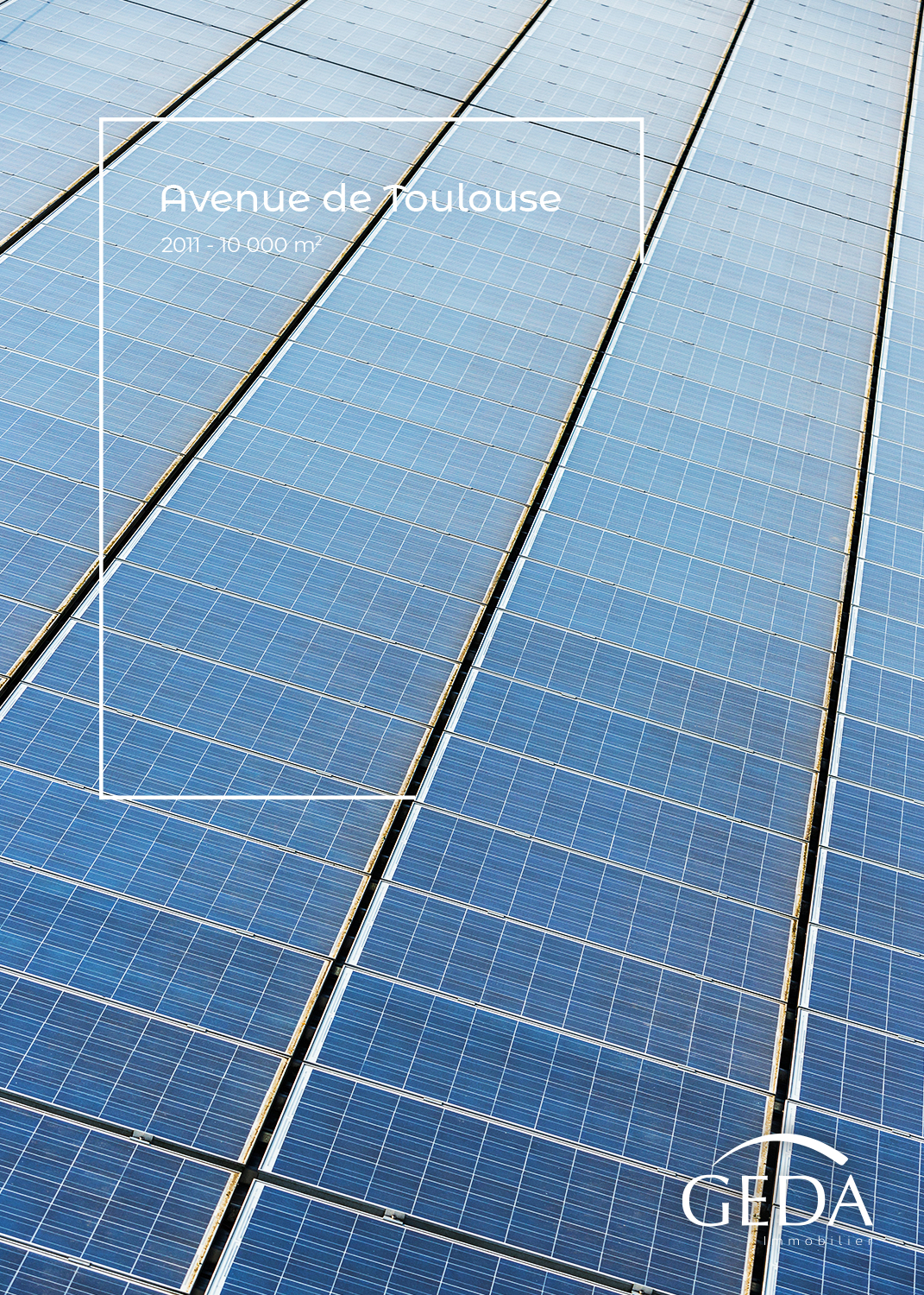 Des panneaux solaires alignés sur un toit avec un montage graphique