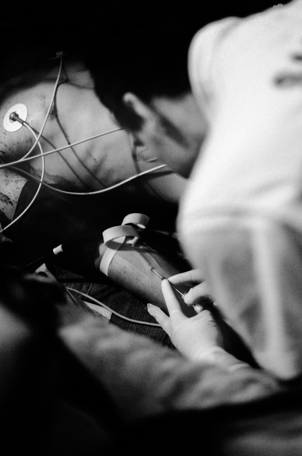 Un infirmier pique avec une seringue le bras d'un blessé pendant l'intervention du SAMU31