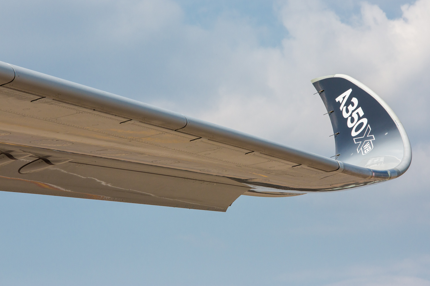 Bord d'attaque et bout d'aile avec le winglet noir carbone avec écris dessus A350