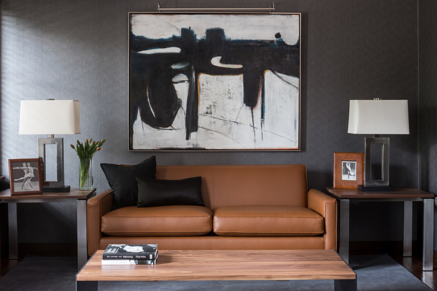 Canapé en cuir et sa table basse, avec une peinture abstraite