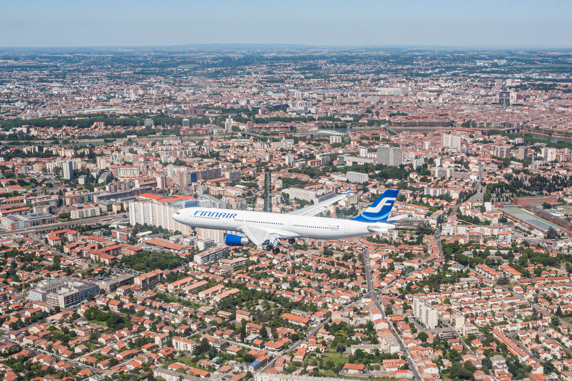 L'Airbus A330 au-dessus de la ville de Toulouse, photo aérienne