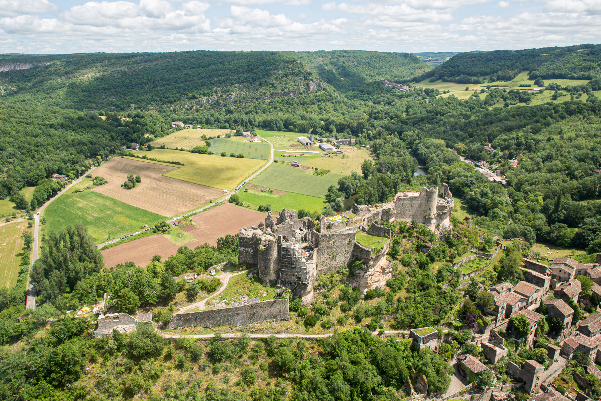 Château de Penne vue d'hélicoptère pour de la photographie aérienne