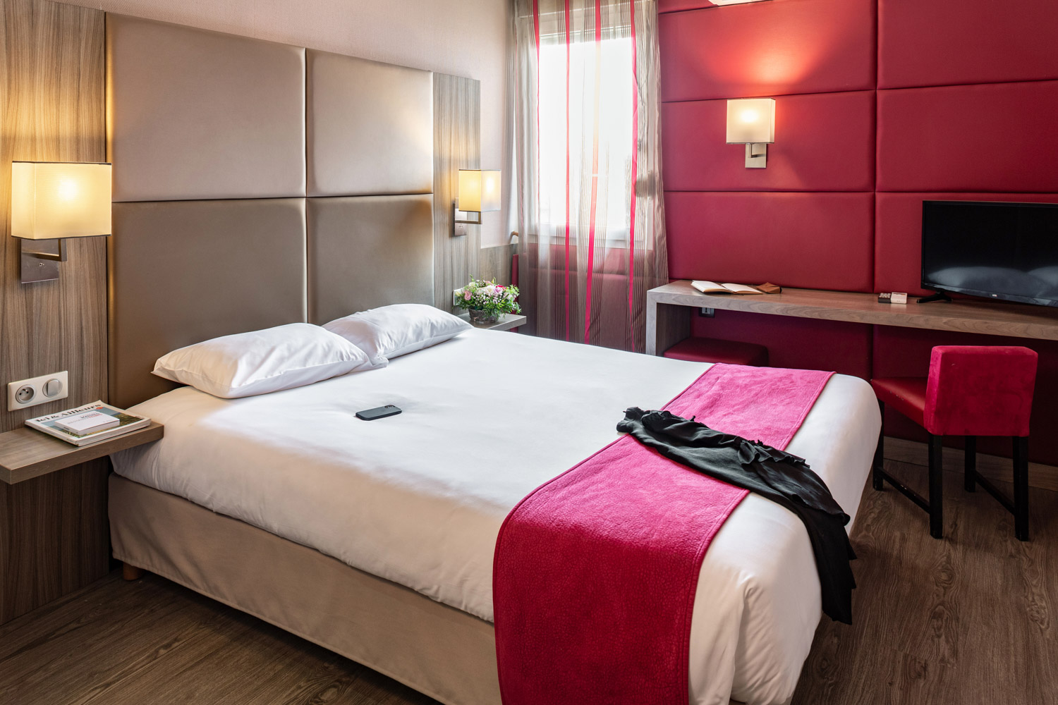 Photographie d'un grand lit dans une chambre d'hôtel pour mettre en avant sur les site de réservation en ligne et le site internet de l'hôtel.