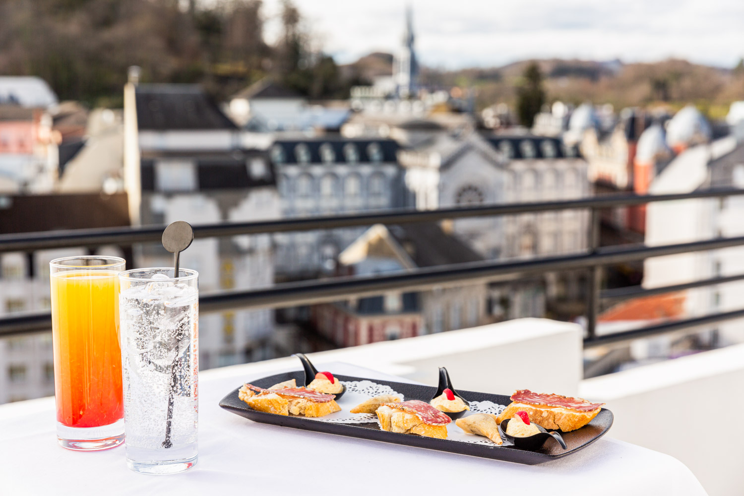 Focus photo sur un petit plateau d'apéritif avec des boissons sur le toit terrasse de l'hôtel