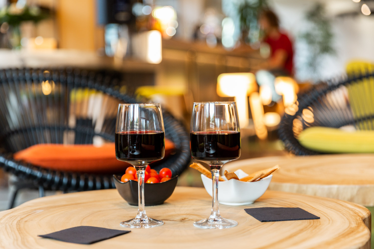 Mise en situation pour une photographie avec deux verres de vin mettant en scène le bar du restaurant