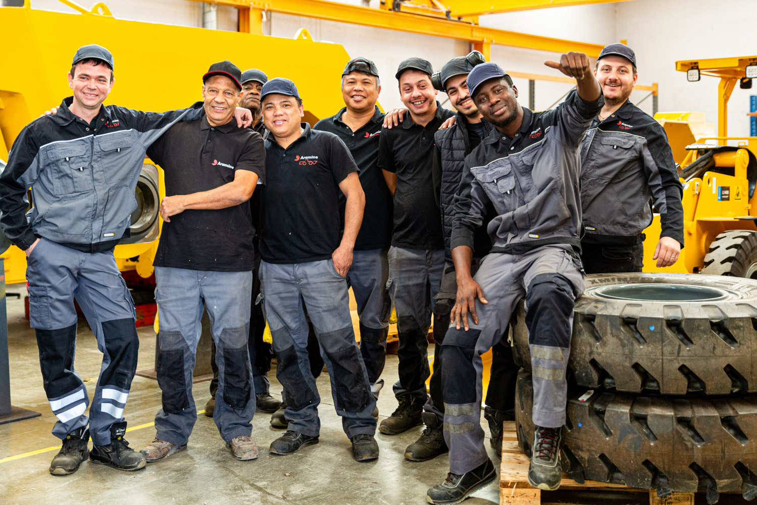 Groupe d'ouvrier et de compagnon dans leur atelier d'usine