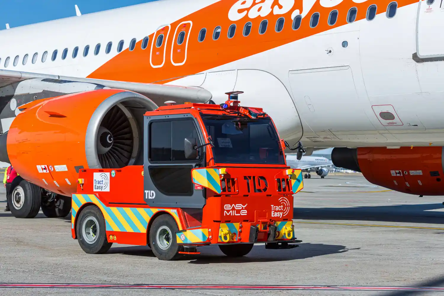 La véhicule TractEasy de la société Easymile devant un Airbus A320 de la compagnie EasyJet à l'aéroport de Toulouse-Blagnac. Photographie pour les entreprises