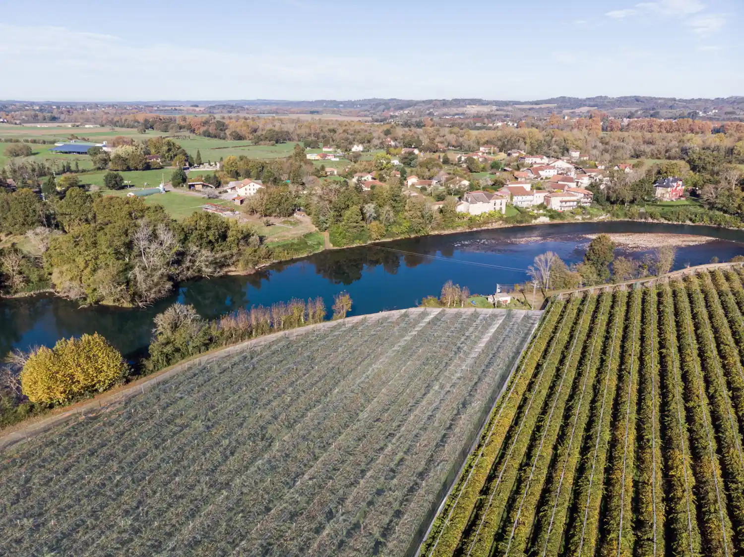 Photo aérienne d'un domaine agricole au bord d'une rivière