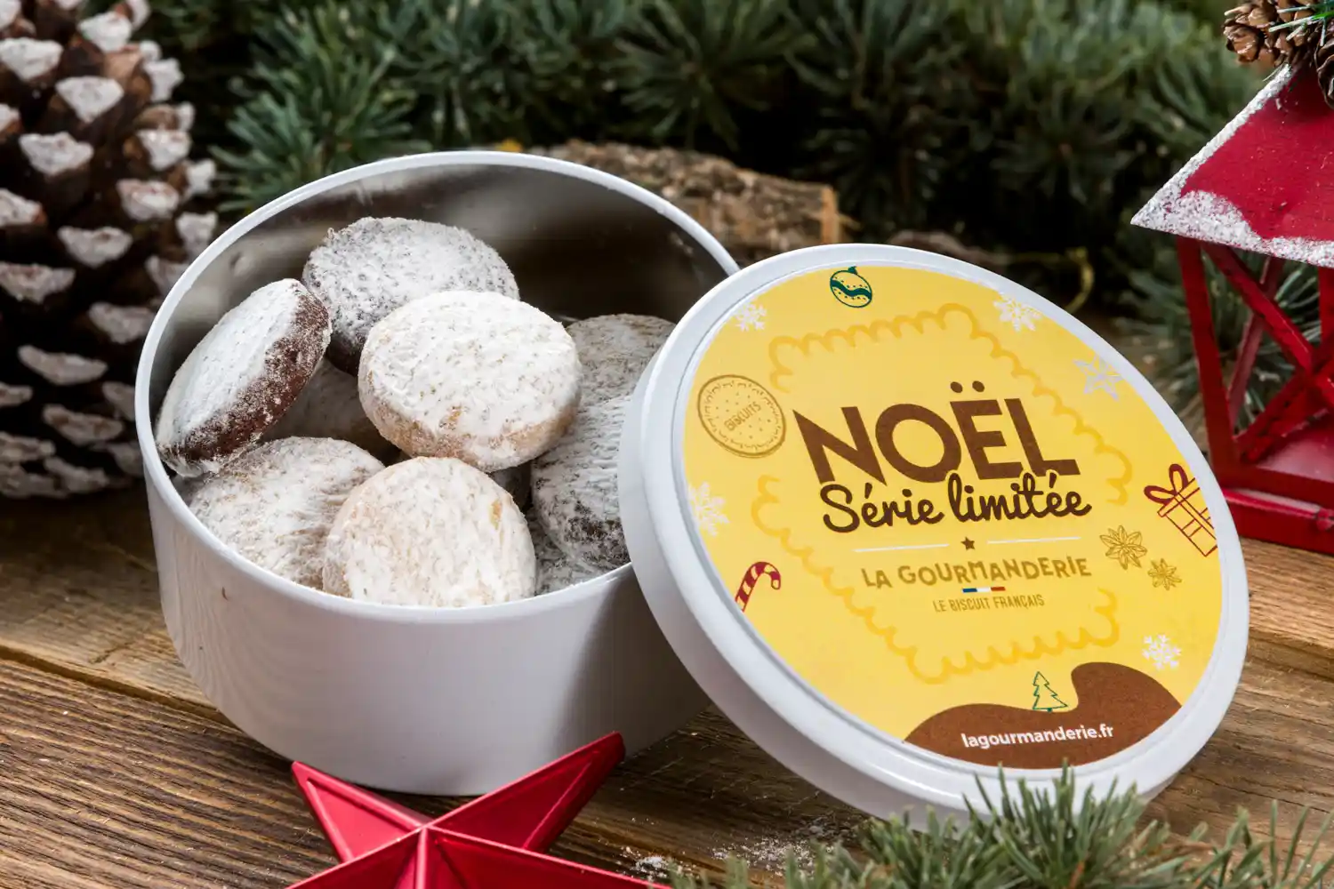Boîte de biscuits ouverte présentant les biscuits pour les fêtes de Noël. Photographie de mise en situation pour les entreprises
