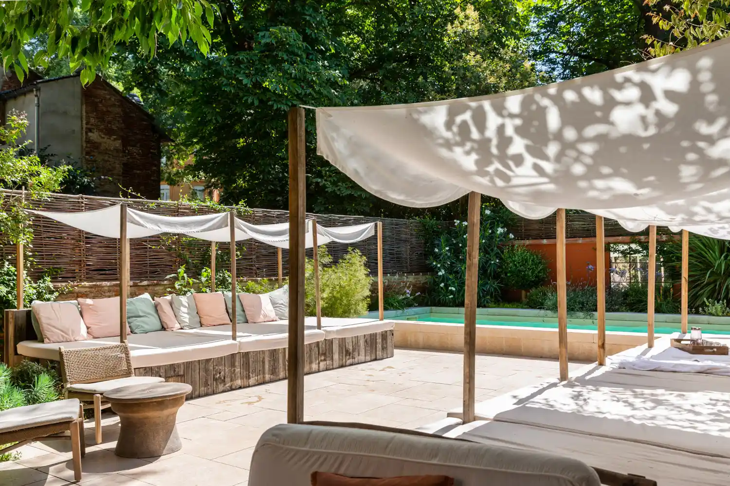 Terrasse et piscine d'un hôtel à Toulouse. Réalisation de photographies pour mettre en valeur les espaces